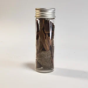 10 grammes de cannelle dans une bouteille en verre