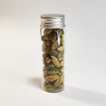 10 grammes de cardamome dans une bouteille en verre
