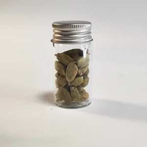 7 grammes de cardamome dans une bouteille en verre