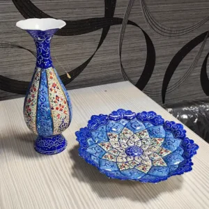 Vase et assiette en cuivre à décor émaillé